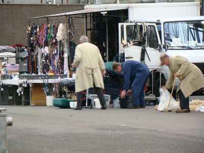 836575 Afbeelding van een kraam met paardenbenodigdheden tijdens een paardenmarkt in de veemarkthallen (Sartreweg 1) te ...